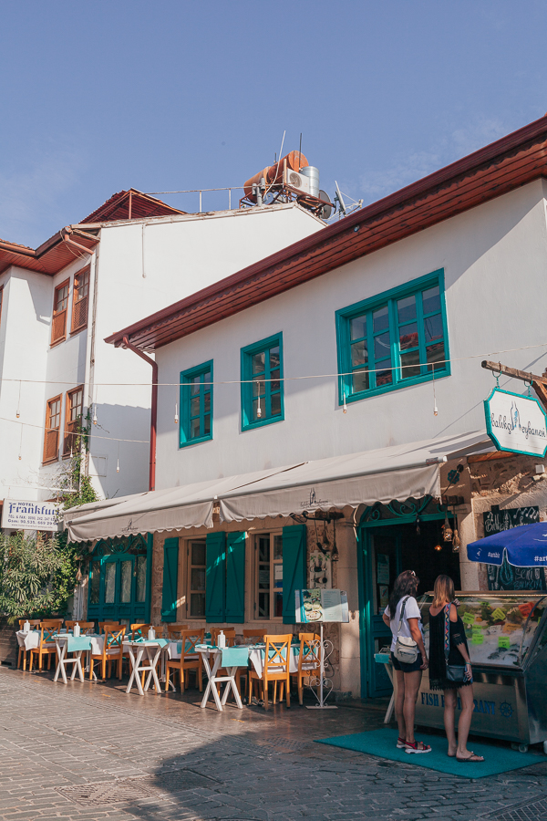 кафе с голубыми ставнями в старом городе анталии