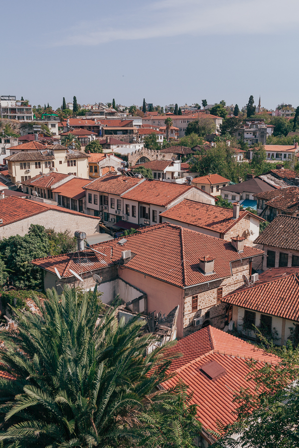 вид на крыши старого города анталии