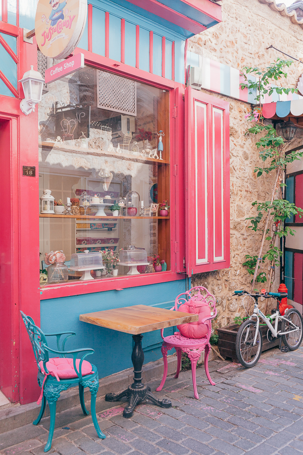 розовое кафе в старом городе анталии