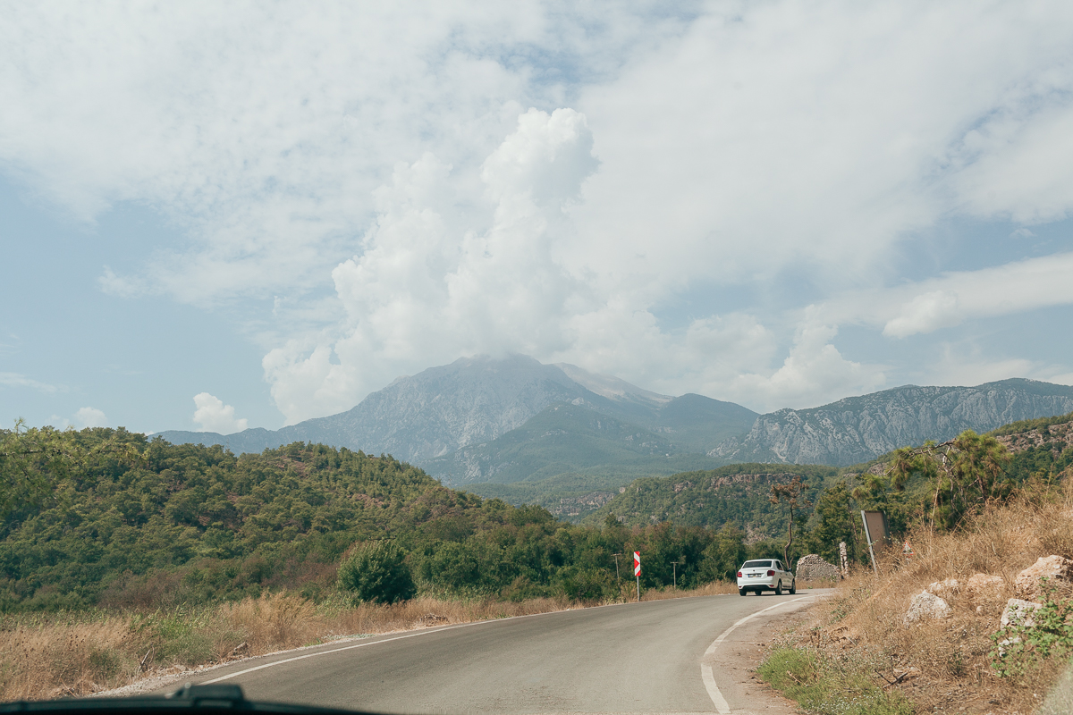 вид на машины и горы в Анталии на дороге