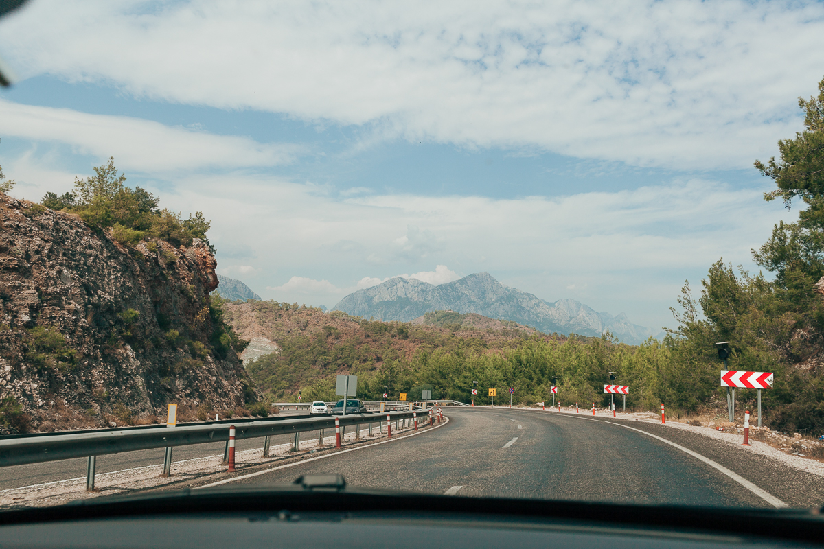 вид на горы и дорогу в Анталии в Турции